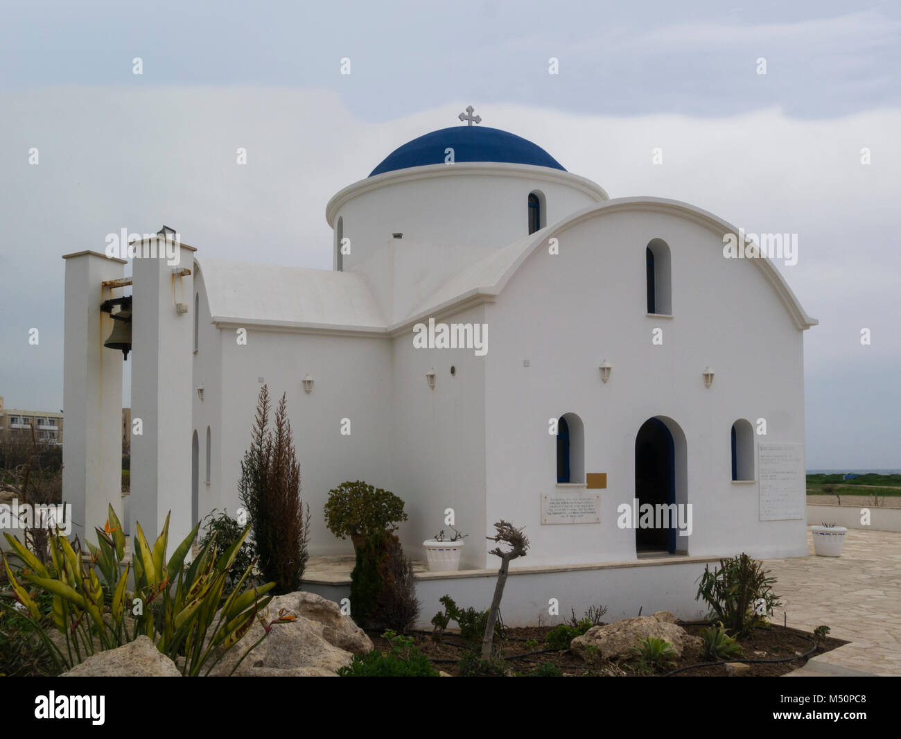 St Nicholas Church Paphos Chypre une petite église située en bordure de la mer, sur le sentier du littoral Banque D'Images