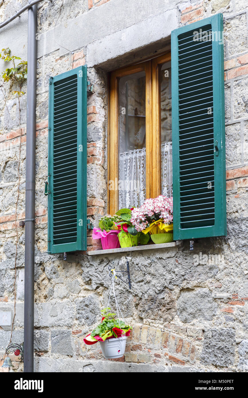 Maison d'habitation à fenêtre avec des fleurs Banque D'Images
