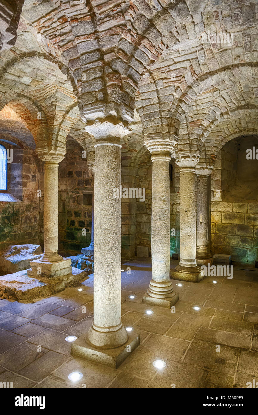 L'intérieur d'une ancienne crypte aux piliers dans une église Banque D'Images