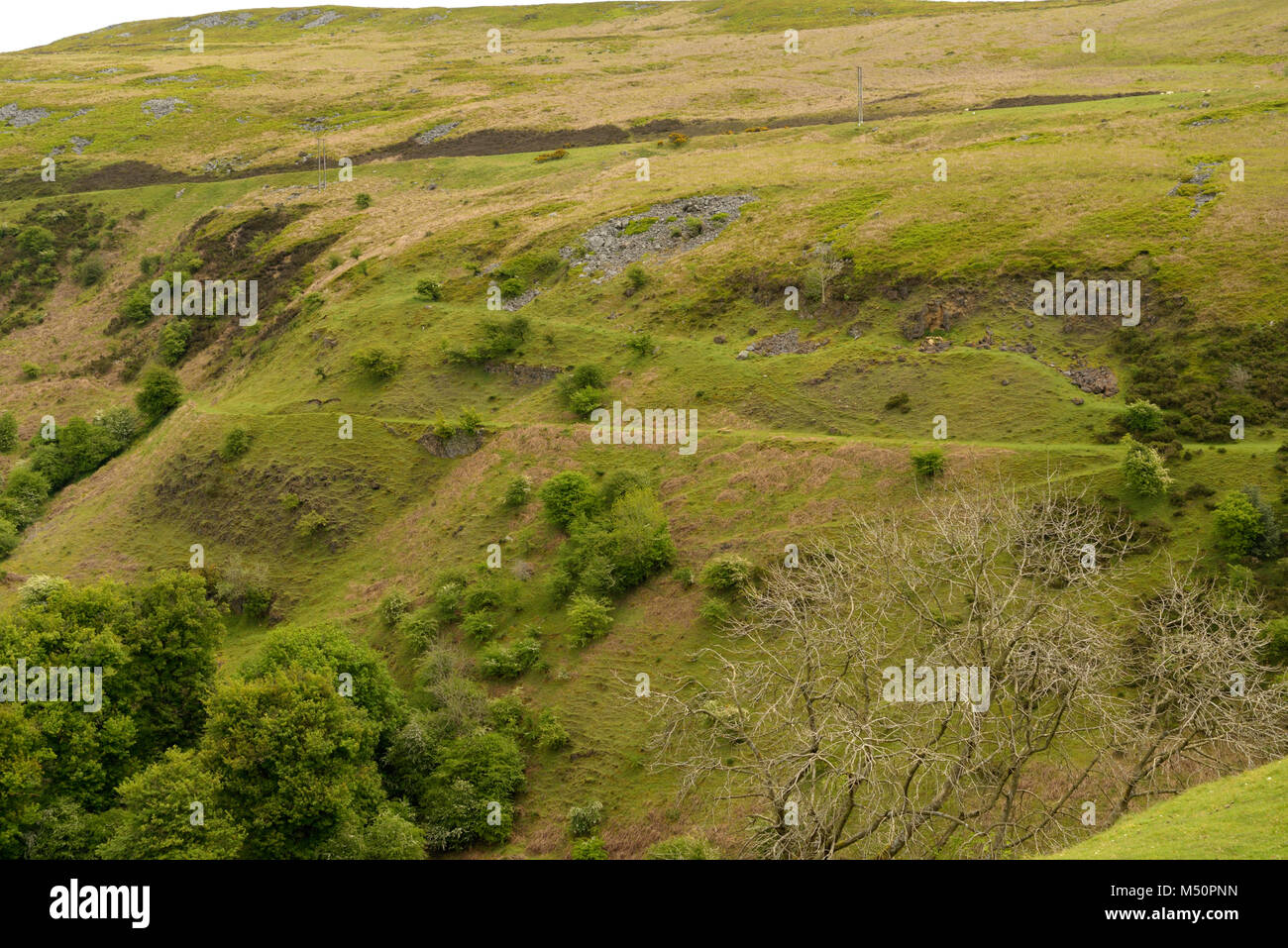 Hill's Tramroad le long des pentes du chemin d'Ardanaiseig et Garn Ddyrys prises de Pwll-du Banque D'Images