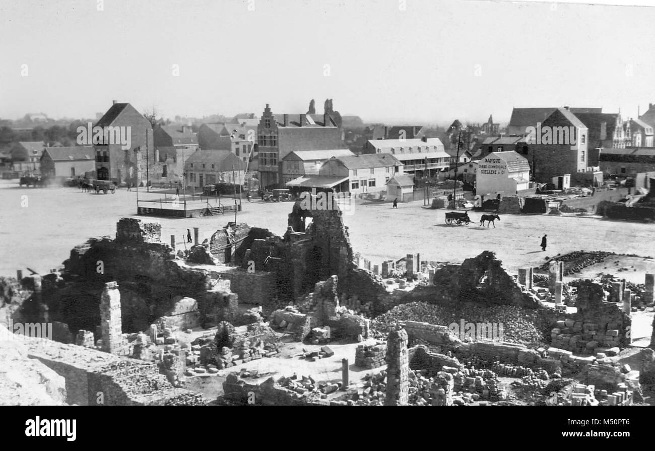 La dévastation de la Première Guerre mondiale à Ypres en Belgique avec montrant les ruines de Cloth Hall Banque D'Images