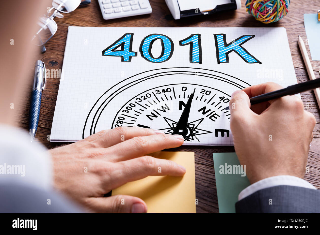 L'écriture de l'homme Retraite 401k dans le bloc-notes sur 24 Banque D'Images