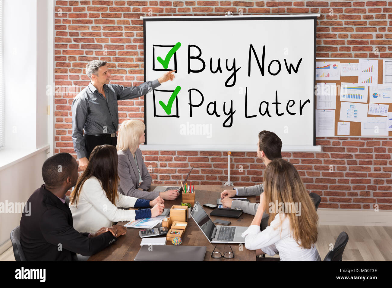 Équipe à Achetez maintenant, payez plus tard Présentation Concept Banque D'Images