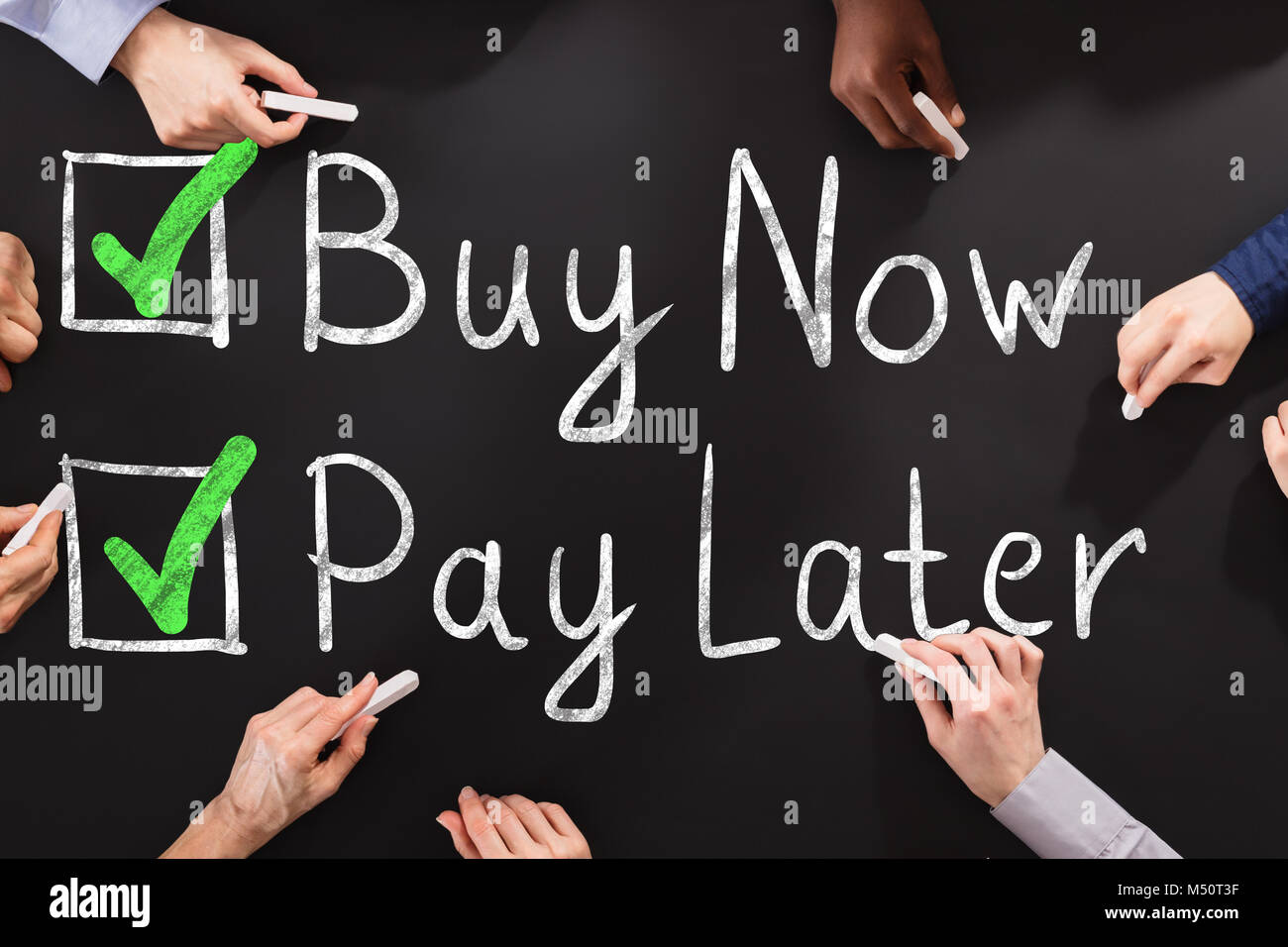 Personnes Dimensions Achetez maintenant, payez plus tard on Chalkboard Concept Banque D'Images