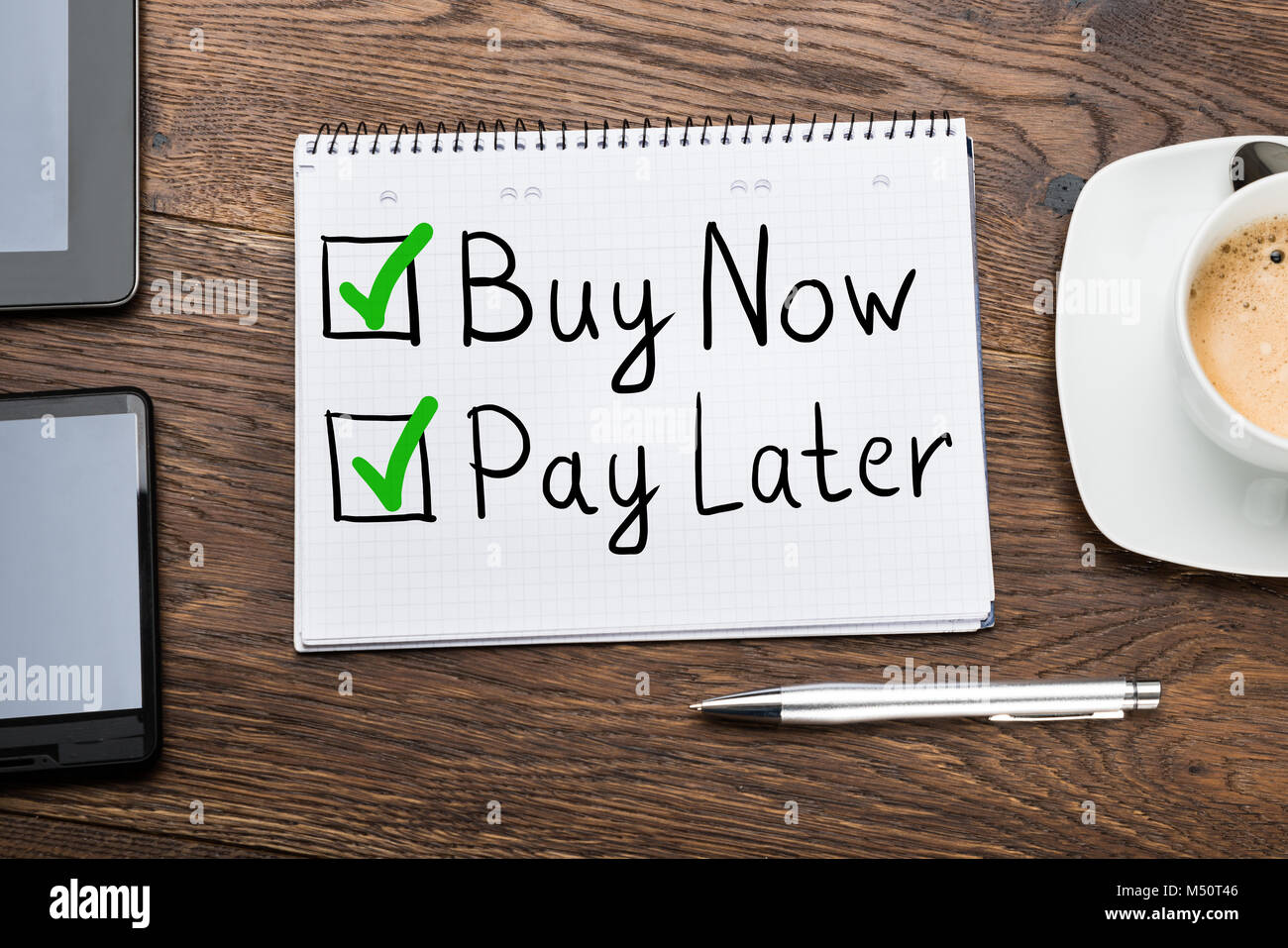 Achetez maintenant, payez plus tard au bureau concept dans le bloc-notes Banque D'Images