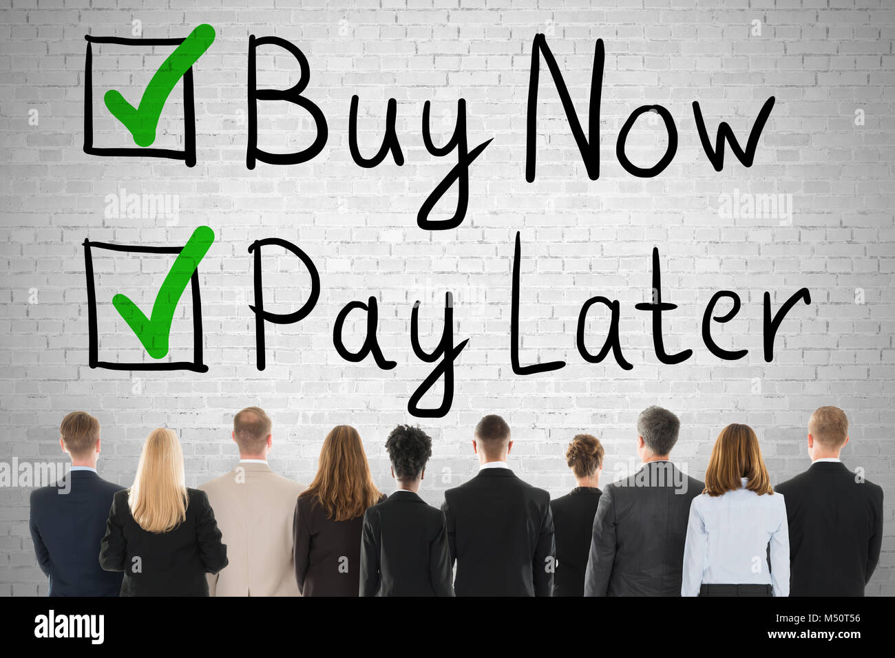Groupe de personnes à la recherche à acheter maintenant payer plus tard Concept Banque D'Images