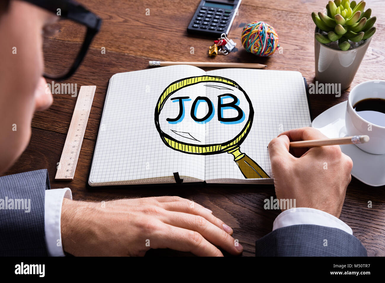 Dessin de l'homme à la recherche d'emploi et d'embauche Concept Banque D'Images