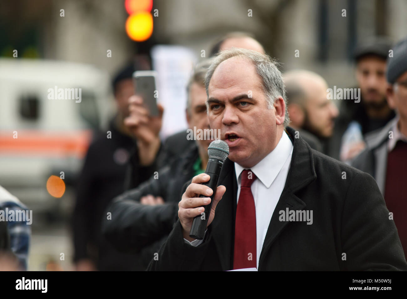 Bambos Charalambous MP s'exprimant lors de la manifestation contre les auteurs présumés de crimes de guerre turc à Afrin, une ville kurde en Syrie. Londres, Royaume-Uni. Défendre Afrin. Banque D'Images