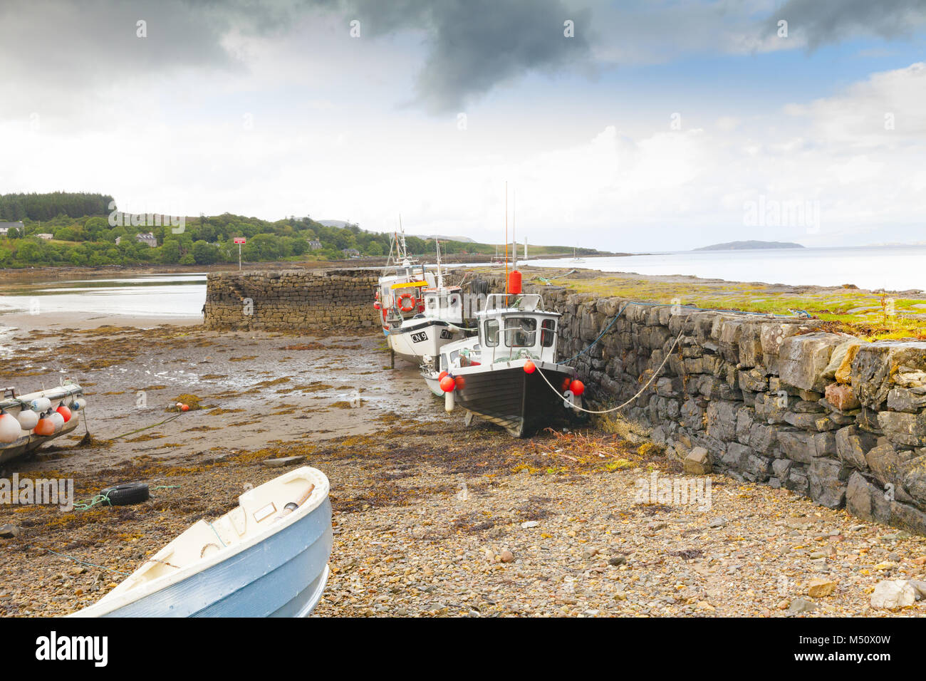 Bateaux à sec à marée basse dans l'île de Skye Banque D'Images