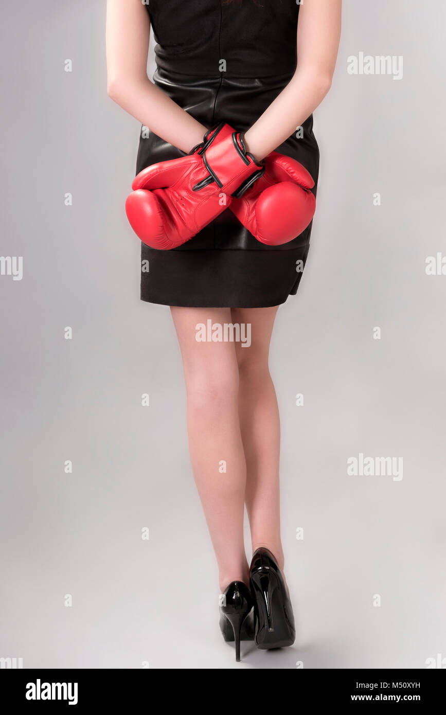 Femme dans une robe noire et rouge gants de boxe Banque D'Images