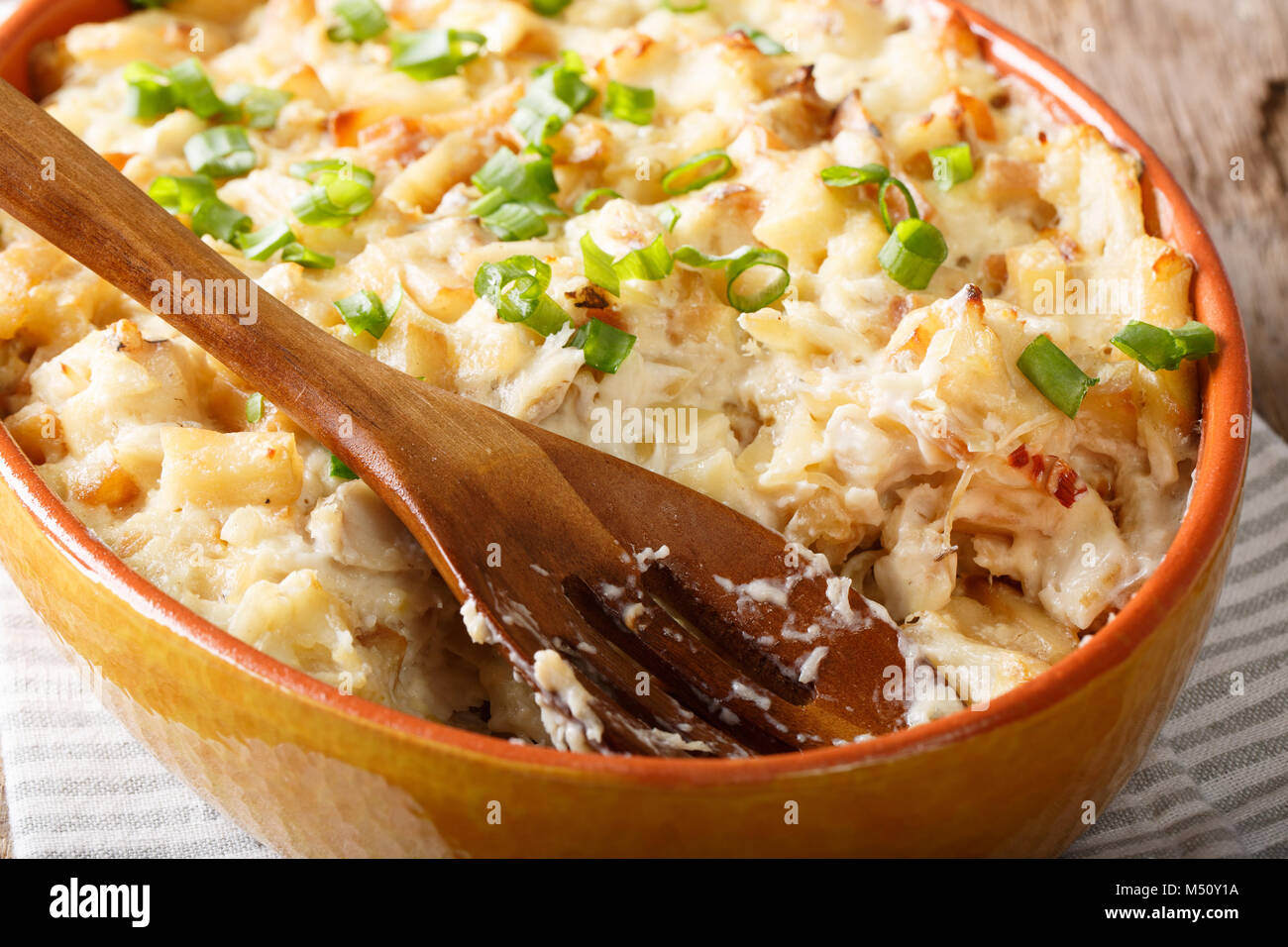 La morue portugaise Bacalhau com natas avec pommes de terre et la crème  dans un plat allant au four puis horizontal de macro Photo Stock - Alamy