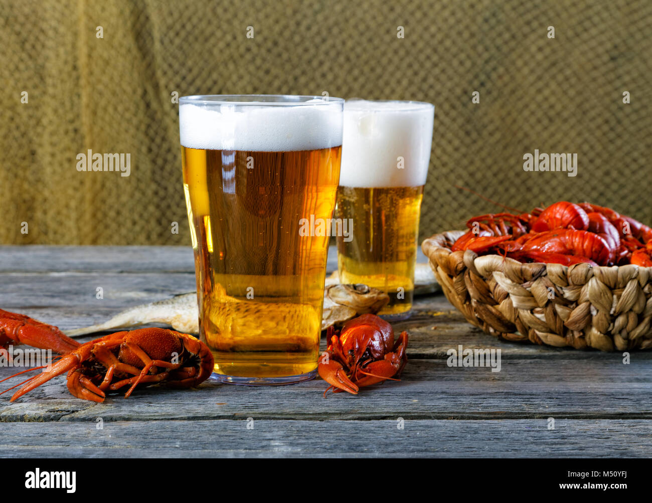 Les écrevisses bouillies savoureuses et bière sur table ancienne Banque D'Images