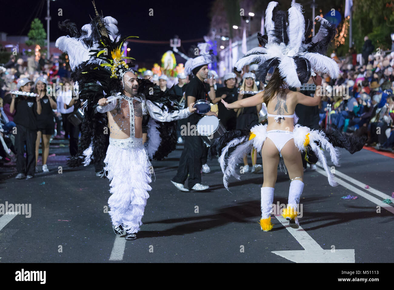 Paris, France - le 9 février 2018 : Les participants de l'île de Madère en danse Carnaval le défilé dans la ville de Funchal, Madère, Portugal. Banque D'Images