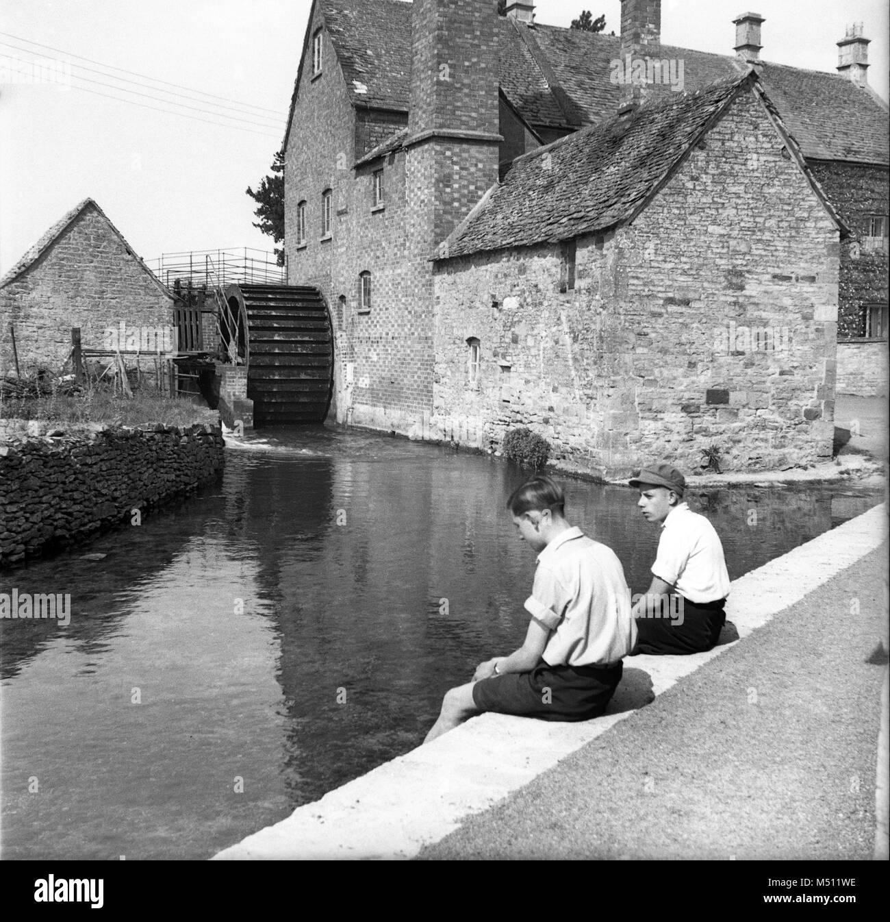 L'ancien moulin à Lower Slaughter, Gloucestershire, Angleterre en 1952, la Grande-Bretagne Uk Banque D'Images