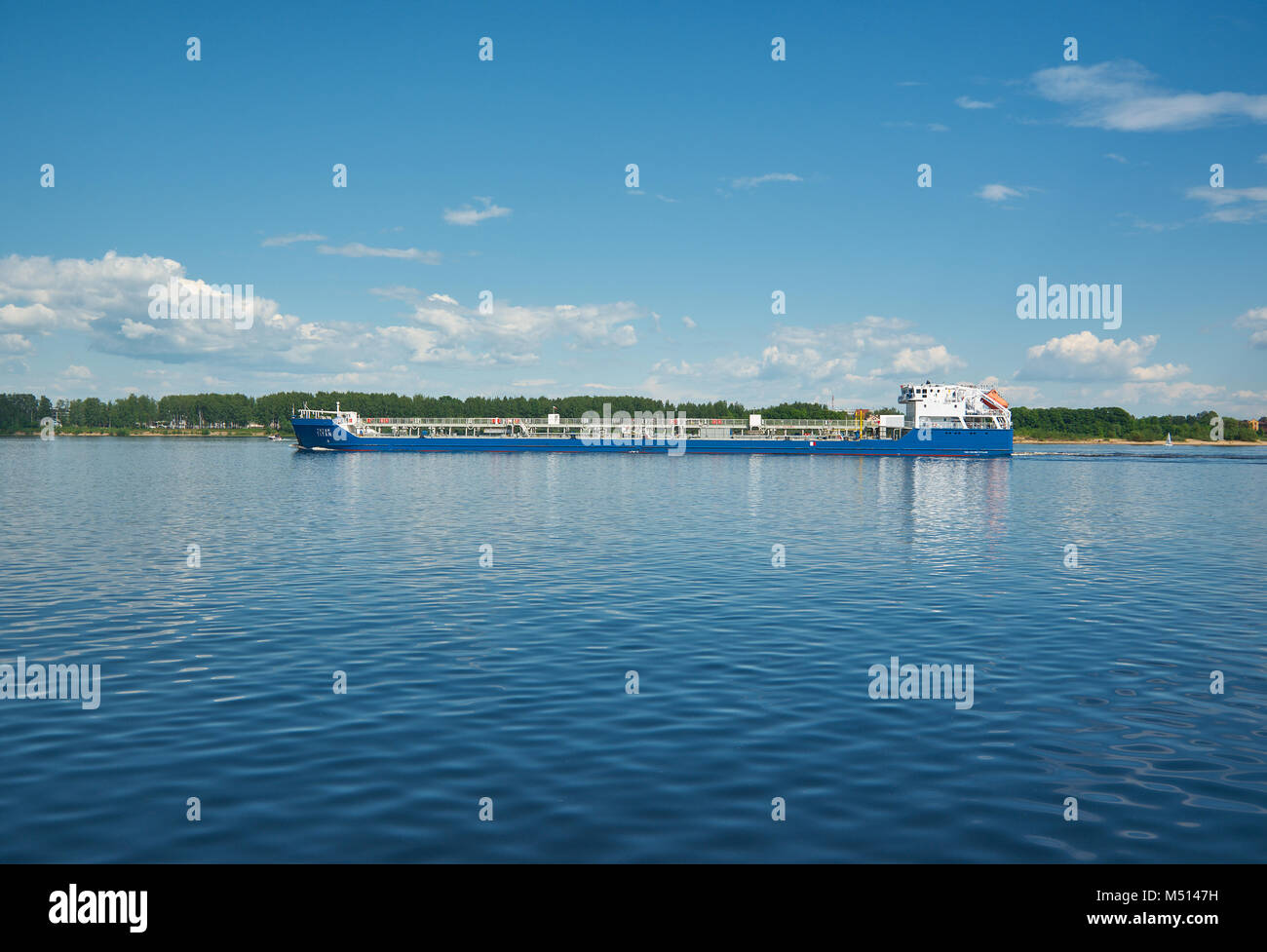 Navire à cargaison sèche sur la Volga Banque D'Images