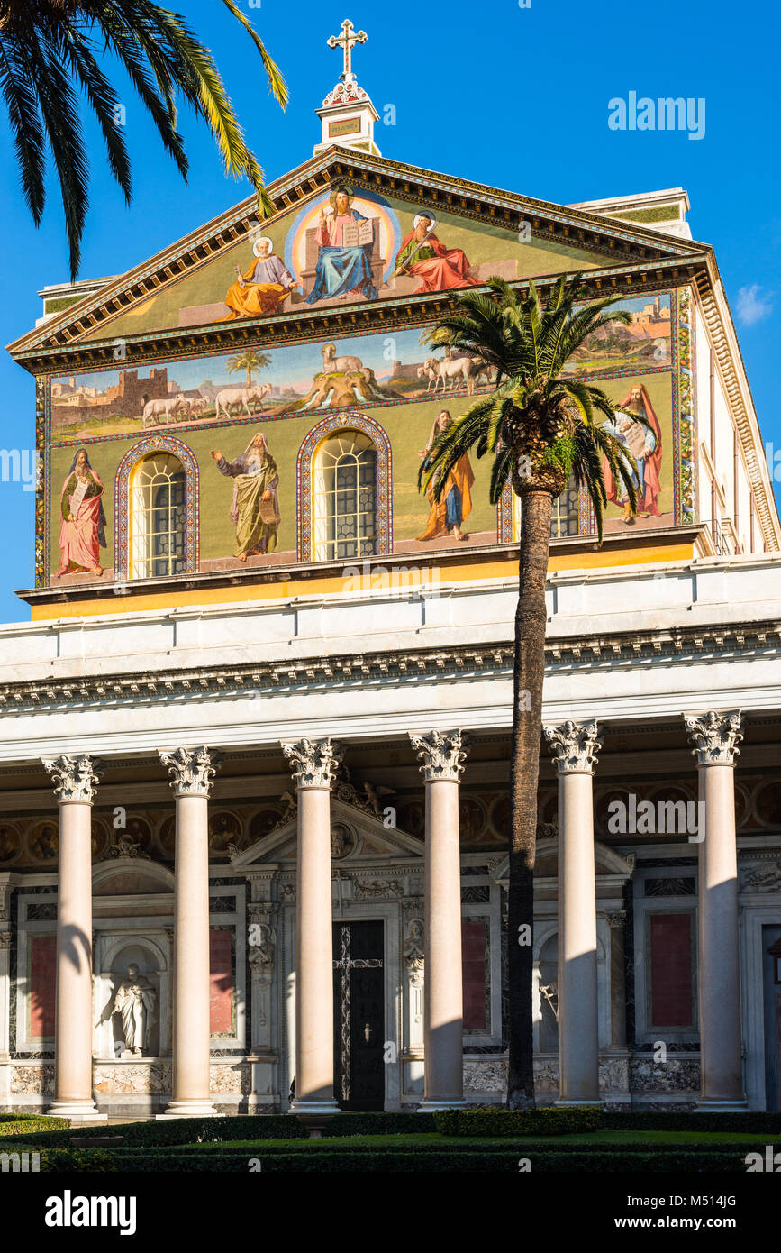 Basilique de Saint Paul ou Basilica di San Paolo fuori le mura juste au sud des murs de la vieille ville. Rome. Lazio, Italie. Banque D'Images