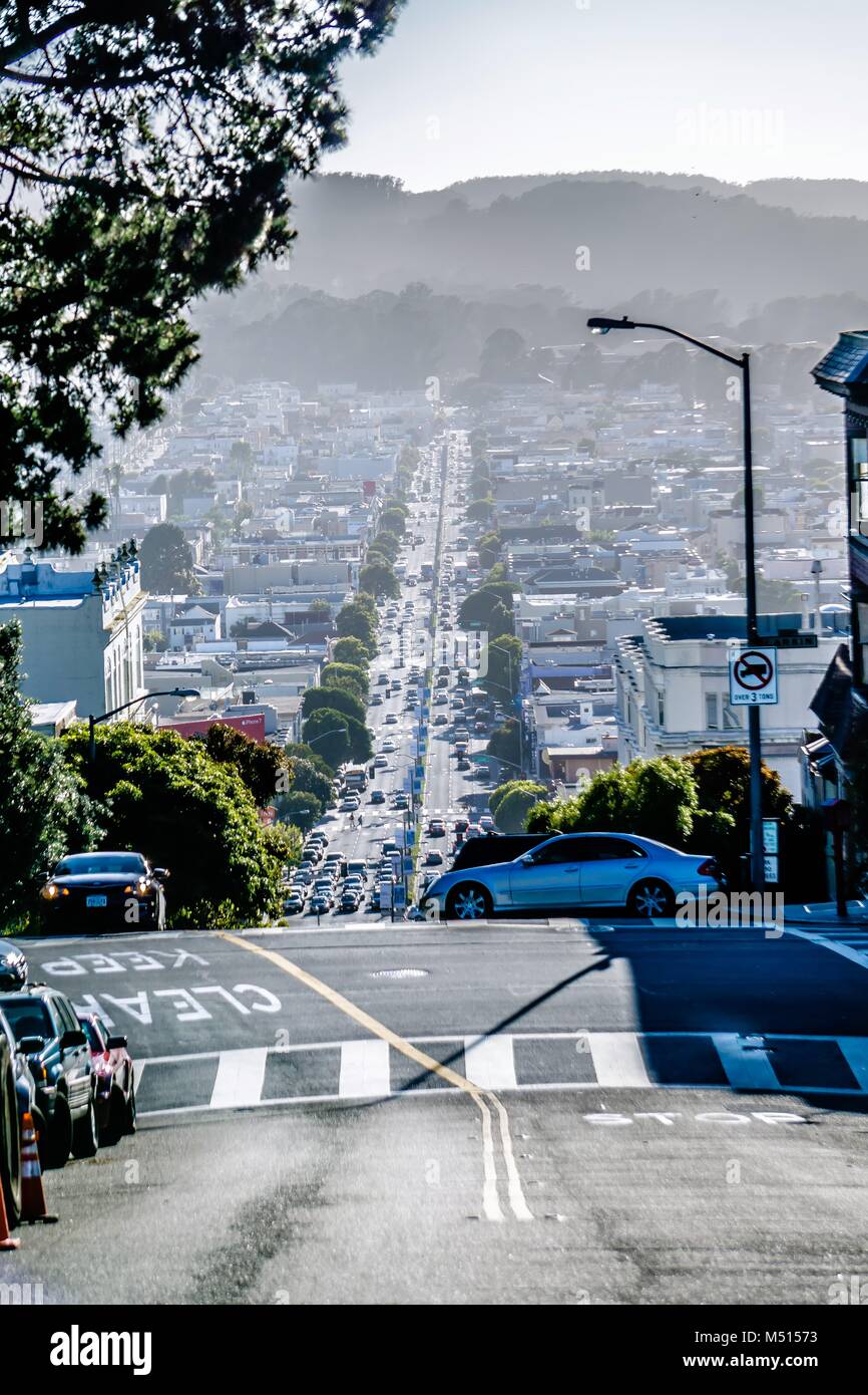 Les quartiers de la ville de San Francisco et sur la rue aux beaux jours Banque D'Images