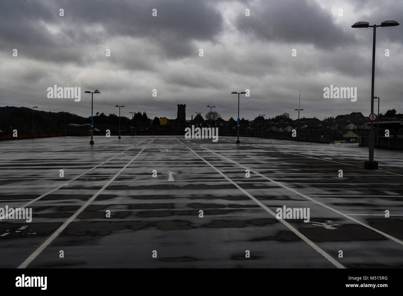 Haut de MULTY STATIONNEMENT VILLE CARMATHEN CEMTAT SUR UN TEMPS COUVERT HUMIDE Banque D'Images