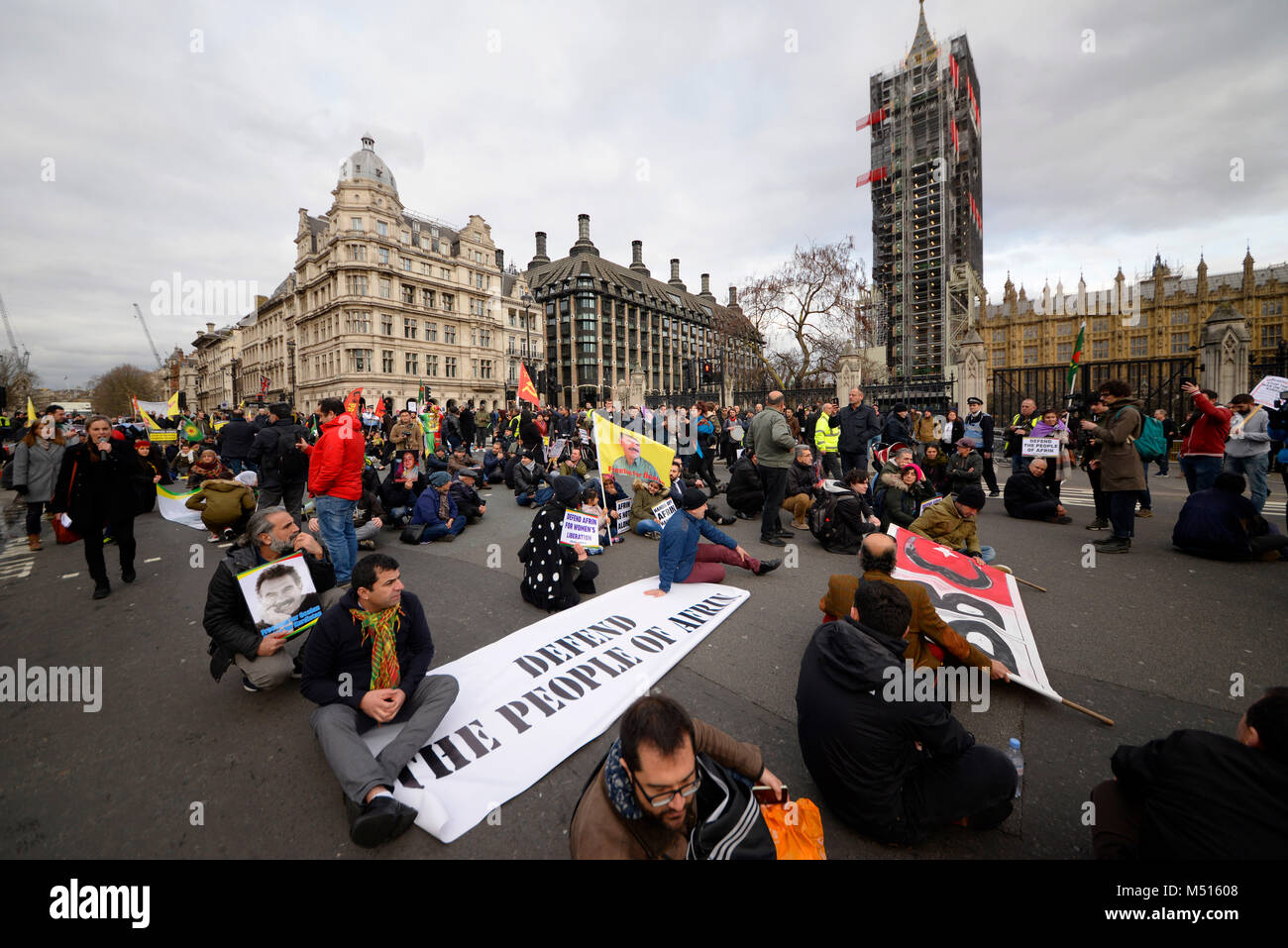 Asseyez-vous pour protester devant le Parlement. Manifestation contre les crimes de guerre turcs présumés à Afrin, une ville kurde en Syrie. Londres, Royaume-Uni. Défendez le manifestant d'Afrin Banque D'Images