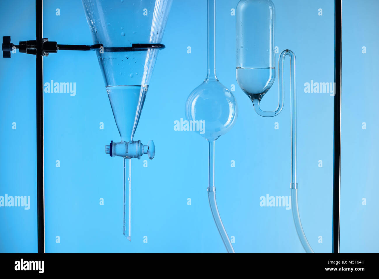 Substance chimique en laboratoire de test avec isolé sur bleu Banque D'Images