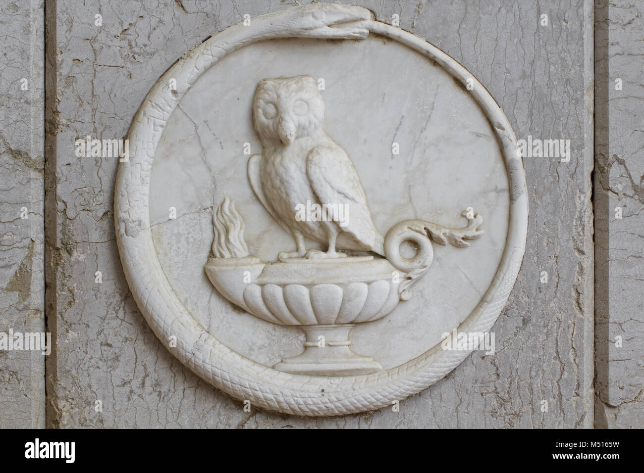 Serpent Ouroboros - manger sa propre queue - pierre tombale de Giacomo Leopardi - Vergilian Piedigrotta - Parc - Naples Banque D'Images