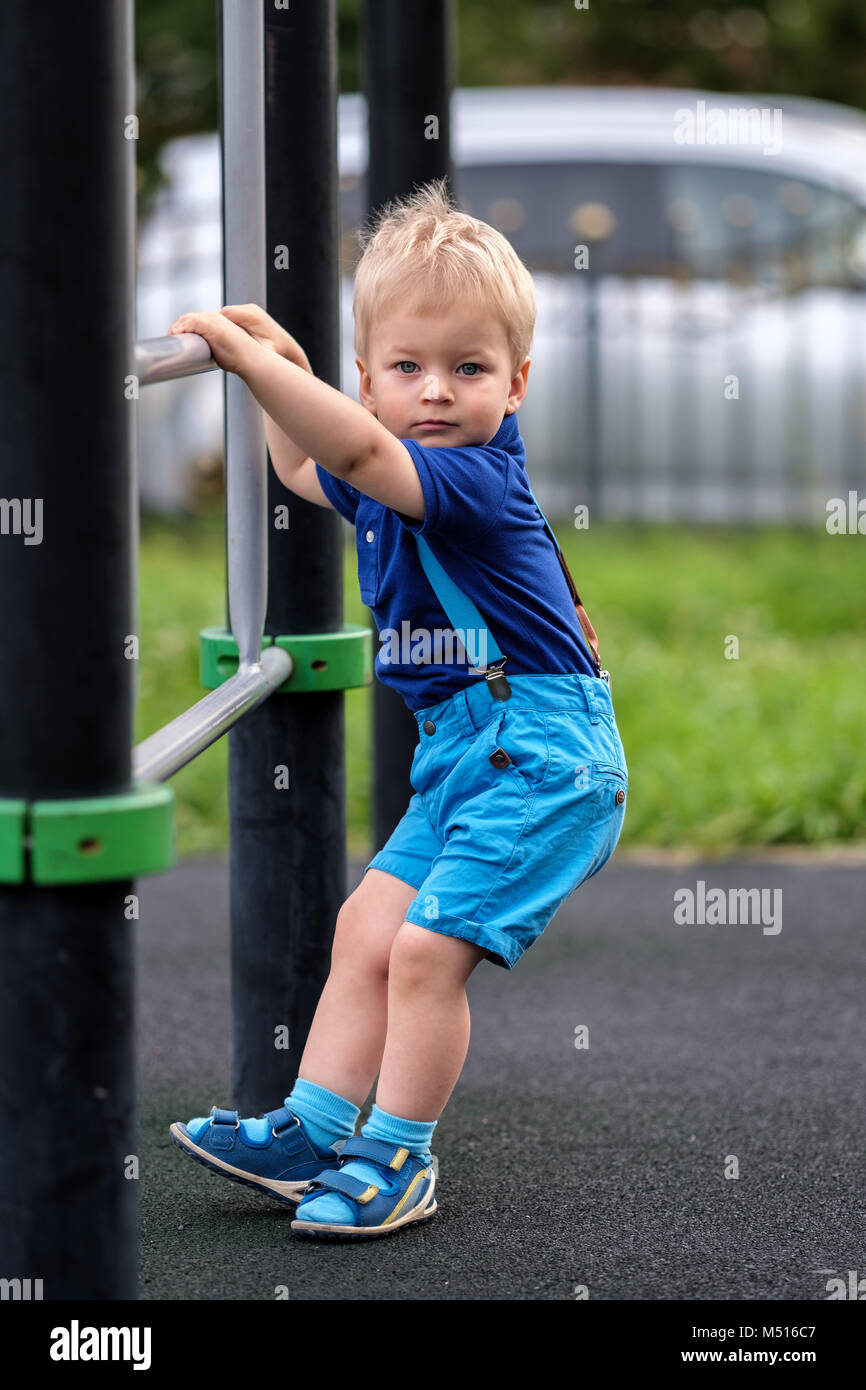 Bébé garçon à aire de porter des shorts et des bretelles Photo Stock - Alamy