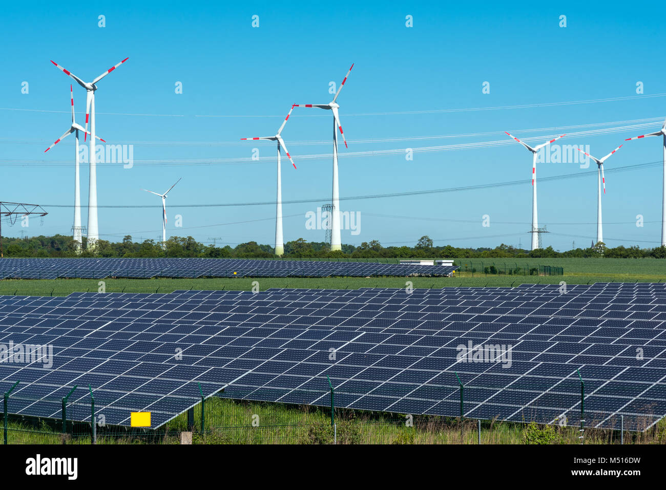 L'énergie renouvelable et la puissance des lignes de grille vu en Allemagne Banque D'Images