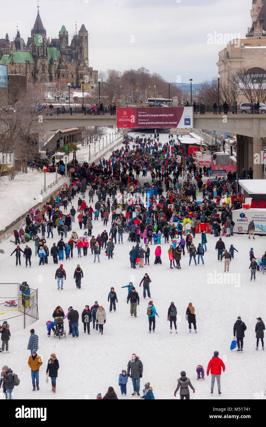 Chaque année, comme le canal Rideau à Ottawa Canada gèle, des milliers d'habitants et les touristes avec des patins pour patiner sur la plus grande patinoire du monde Banque D'Images