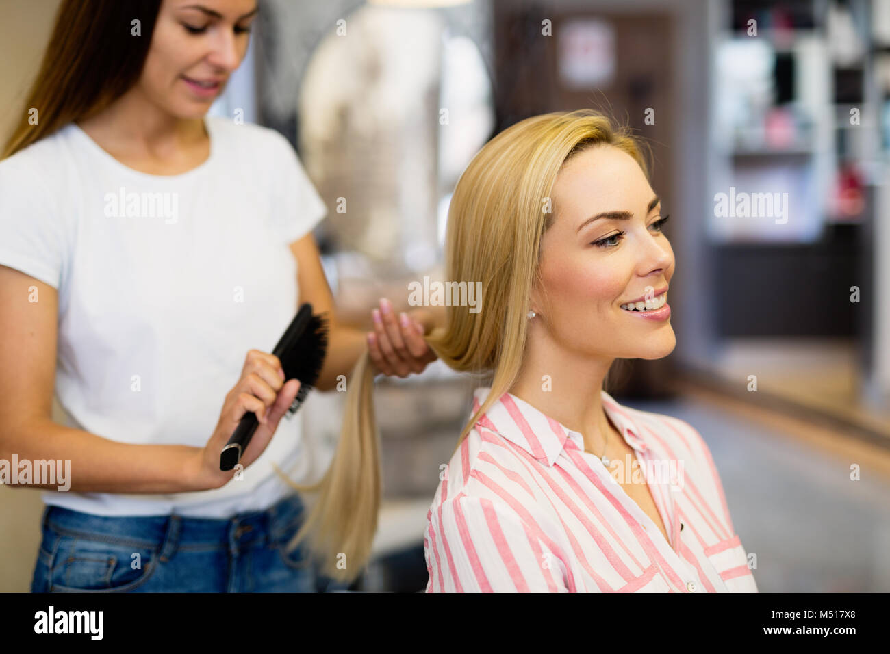 Happy woman at the hair salon Banque D'Images