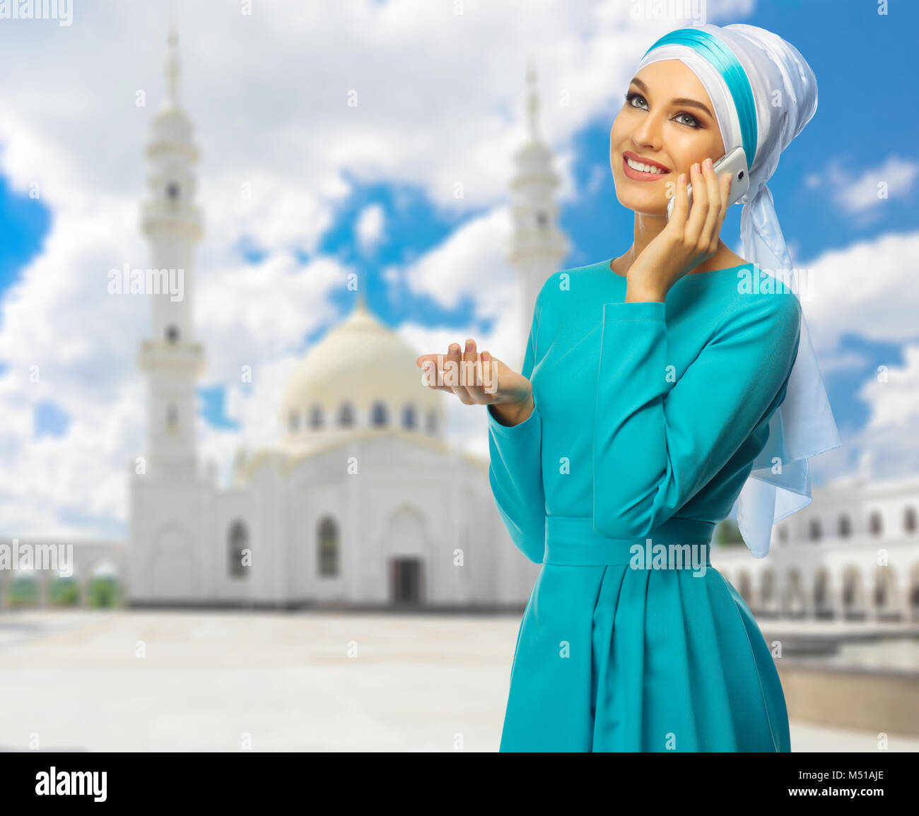 Jeune femme musulmane avec mosquée blanche Banque D'Images