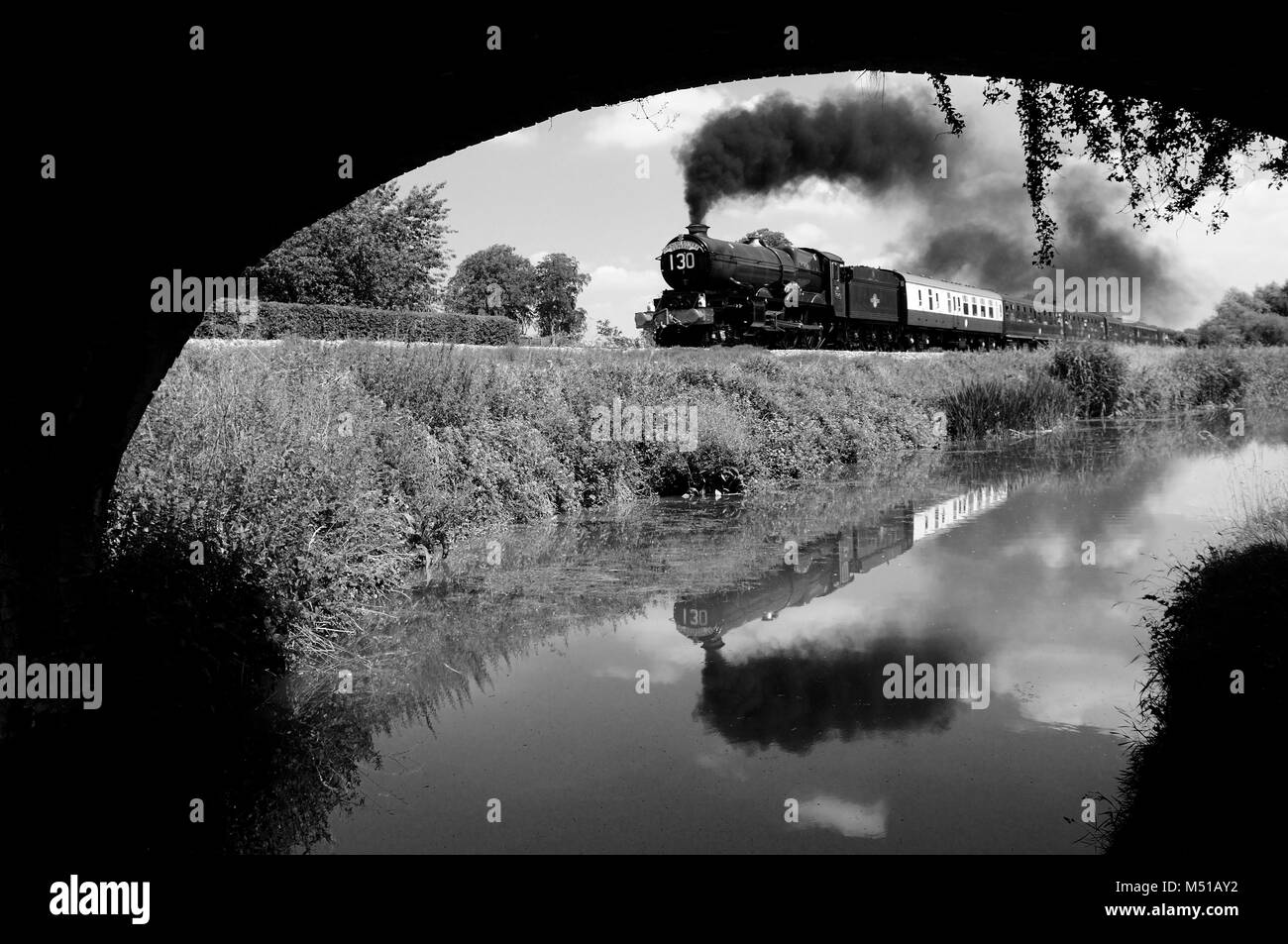 Train à vapeur reflété dans le canal Kennet et Avon, transporté par GWR loco no 6024 King Edward 1, portant le siège de Cornish Riviera Express, 26/06/10. Banque D'Images