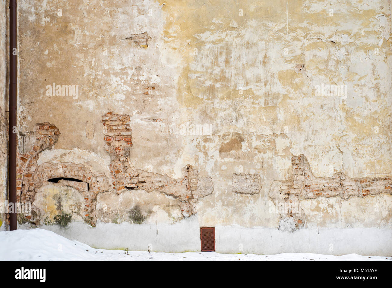 Grunge abandonné maison, mur en stuc brique fissurée Banque D'Images