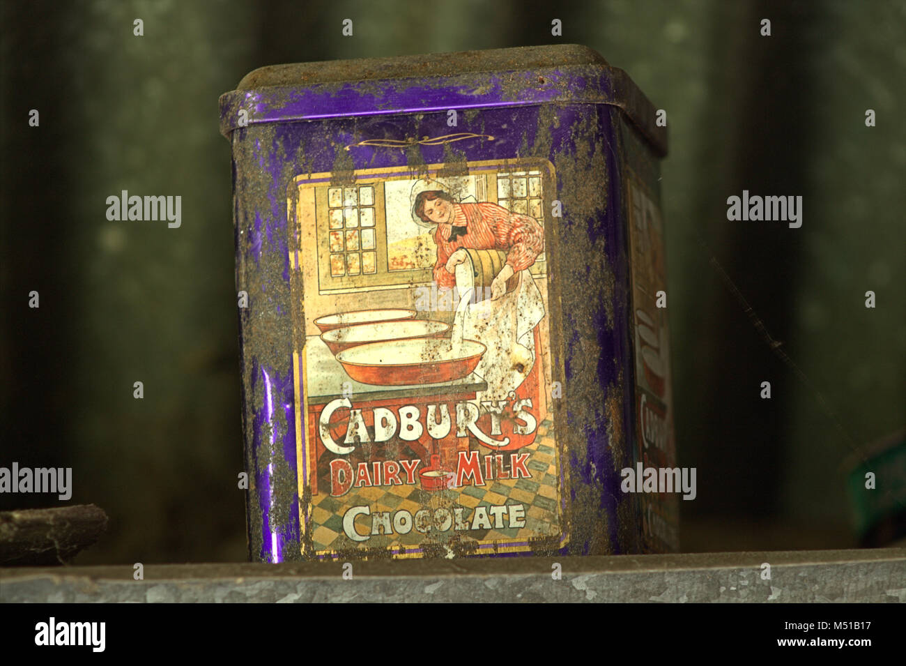 Ancienne chocolaterie Cadbury l'étain utilisé comme un clou rouillé lentement, magasin de l'hôtel. Banque D'Images