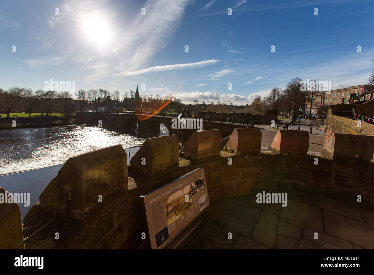 Ville de Chester, en Angleterre. Silhouette de Chester's cité médiévale Pont sur la rivière Dee Dee situé avec en arrière-plan. Banque D'Images