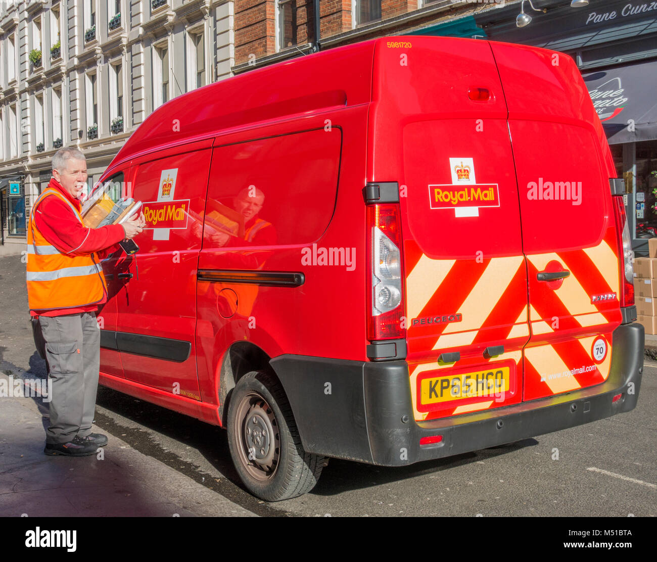 Royal Mail mâle adulte homme / chauffeur de livraison et van, de distribuer les lettres et paquets dans le centre de Londres sur une journée ensoleillée. Angleterre, Royaume-Uni. Banque D'Images