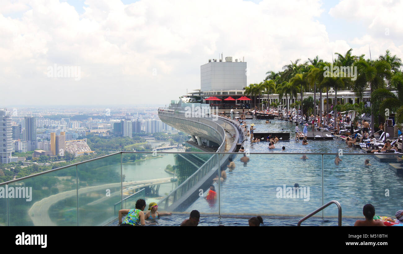 Singapour - APR 1st, 2015 : piscine à débordement sur le toit à la Marina Bay Sands Skypark, avec des gens à la détente des vues à couper le souffle Banque D'Images