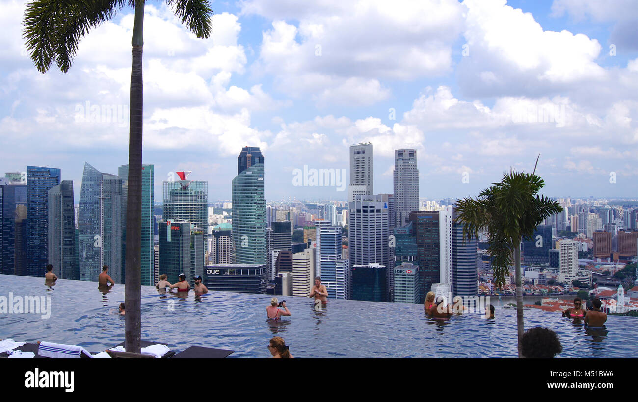 Singapour - APR 1st, 2015 : piscine à débordement sur le toit à la Marina Bay Sands Skypark, avec des gens à la détente des vues à couper le souffle Banque D'Images