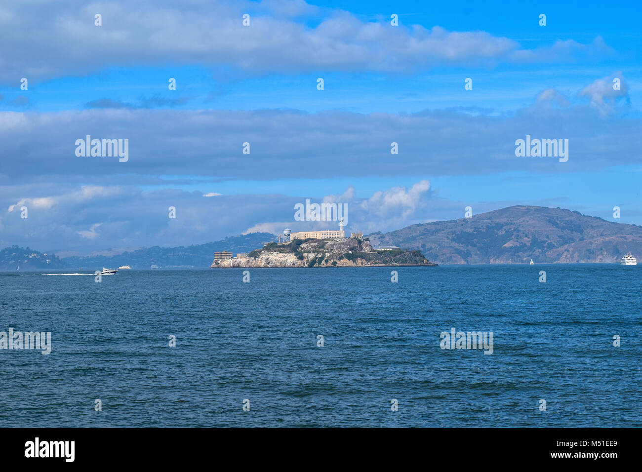 Vue sur l'océan à l'Alcatraz prison célèbre aux États-Unis, San Francisco, vue à partir de la terre ferme Banque D'Images