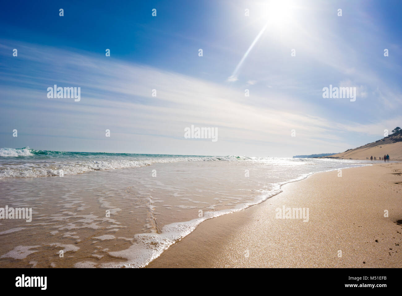 Le calme de la mer et du surf sur une plage de sable fin. été mer par beau temps avec ciel bleu. Belle plage de sable et des vagues transparente Banque D'Images