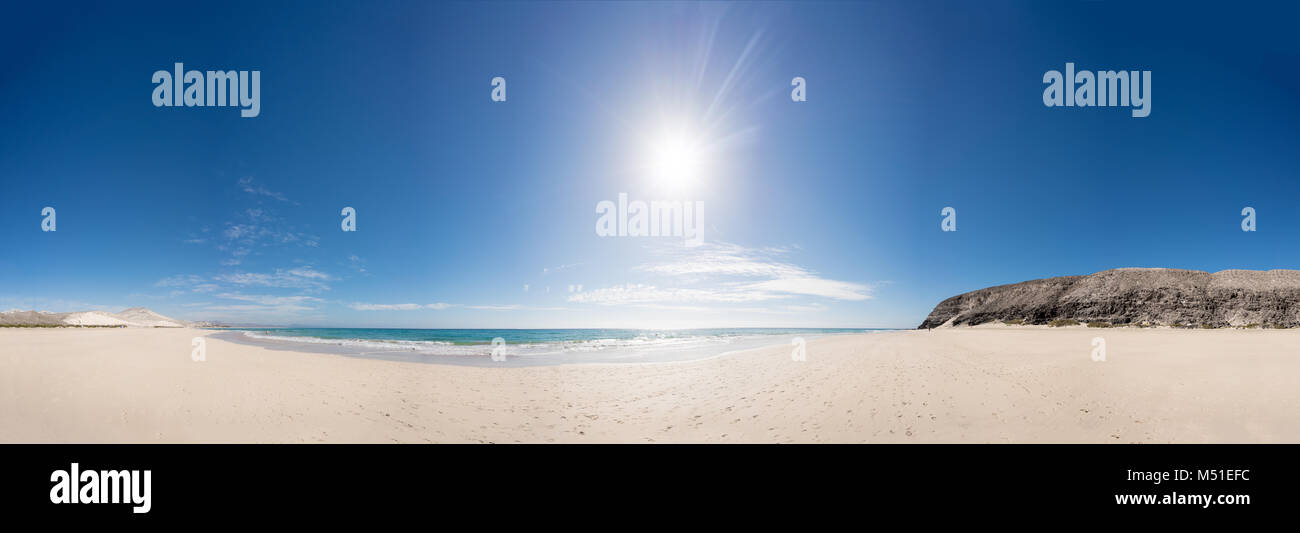 Panorama de la plage de la mer de sable avec le soleil Banque D'Images