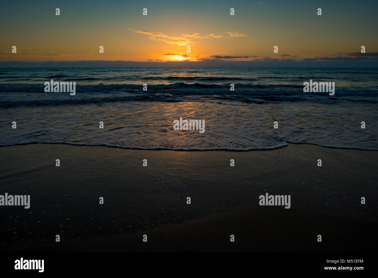 Coucher et au lever du soleil sur la mer avec une plage de sable. Mer calme au crépuscule Banque D'Images