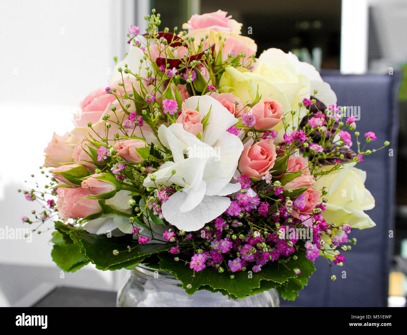 Bouquet de belles fleurs comme des roses, violettes et gypsophile Photo  Stock - Alamy