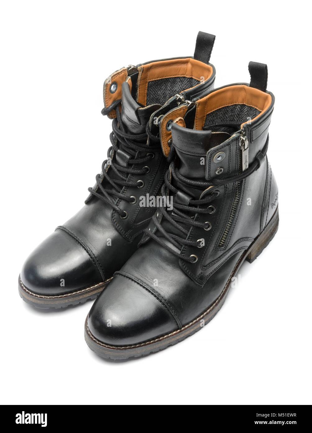 Une paire de bottes en cuir noir isolé sur fond blanc Banque D'Images