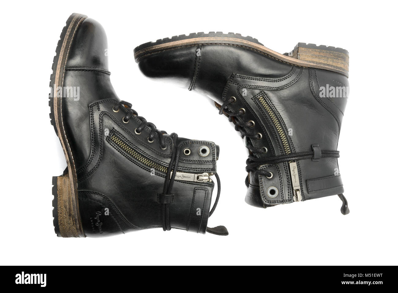 Une paire de bottes en cuir noir isolé sur fond blanc Banque D'Images