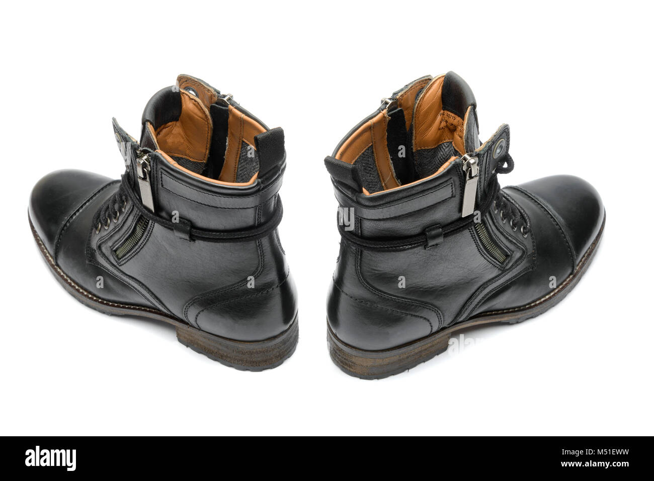 Une paire de bottes en cuir noir isolé sur fond blanc Banque D'Images