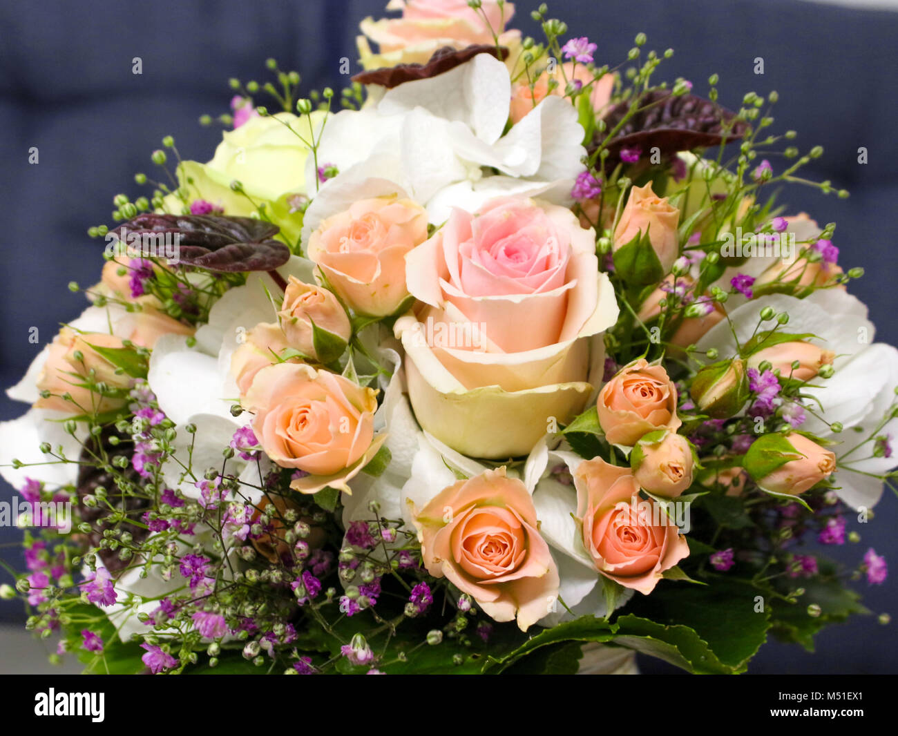 Bouquet de belles fleurs comme des roses, violettes et gypsophile Photo  Stock - Alamy
