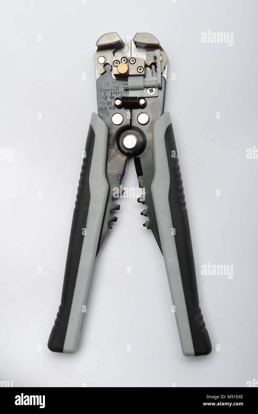 Dénudeur de fil coupé isolé sur fond blanc Banque D'Images