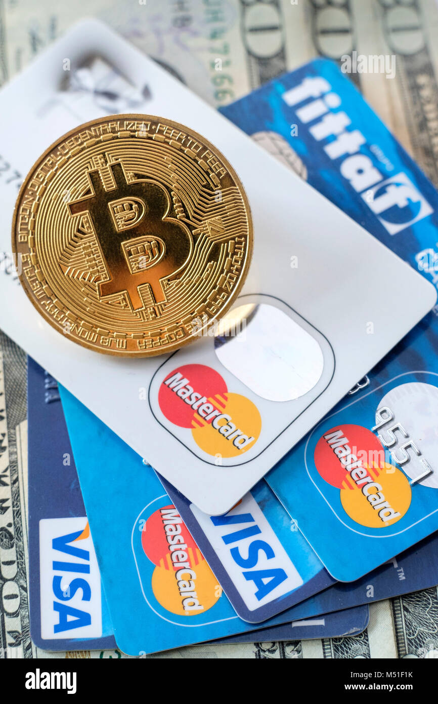 Jeton de Bitcoin sur haut de cartes de crédit VISA et MasterCard et billets  en dollars US Photo Stock - Alamy