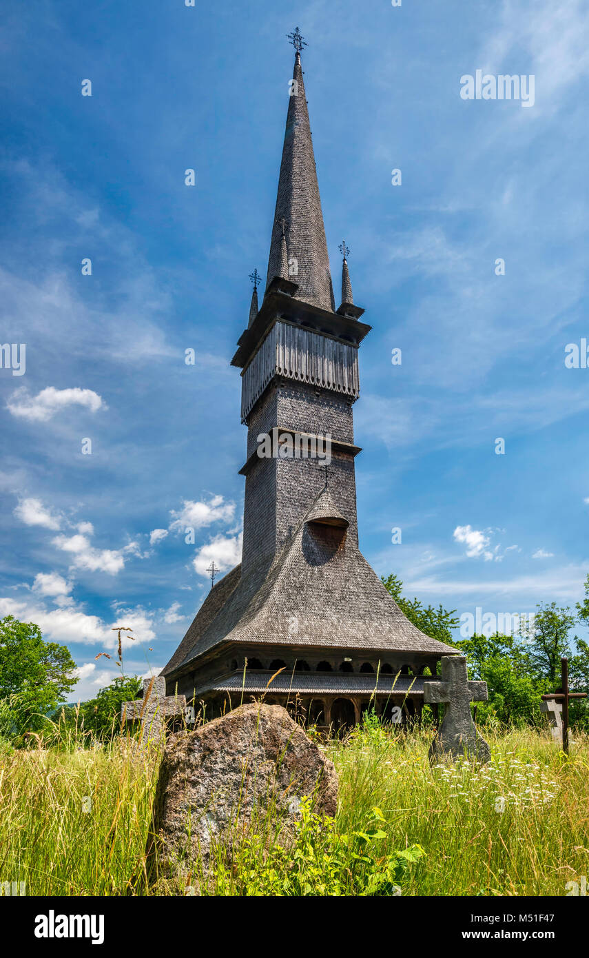 Église d'Archanges Michel et Gabriel, 18e siècle Église catholique grecque, pierre tombale en premier plan, village de Surdesti, Maramures, Roumanie Banque D'Images