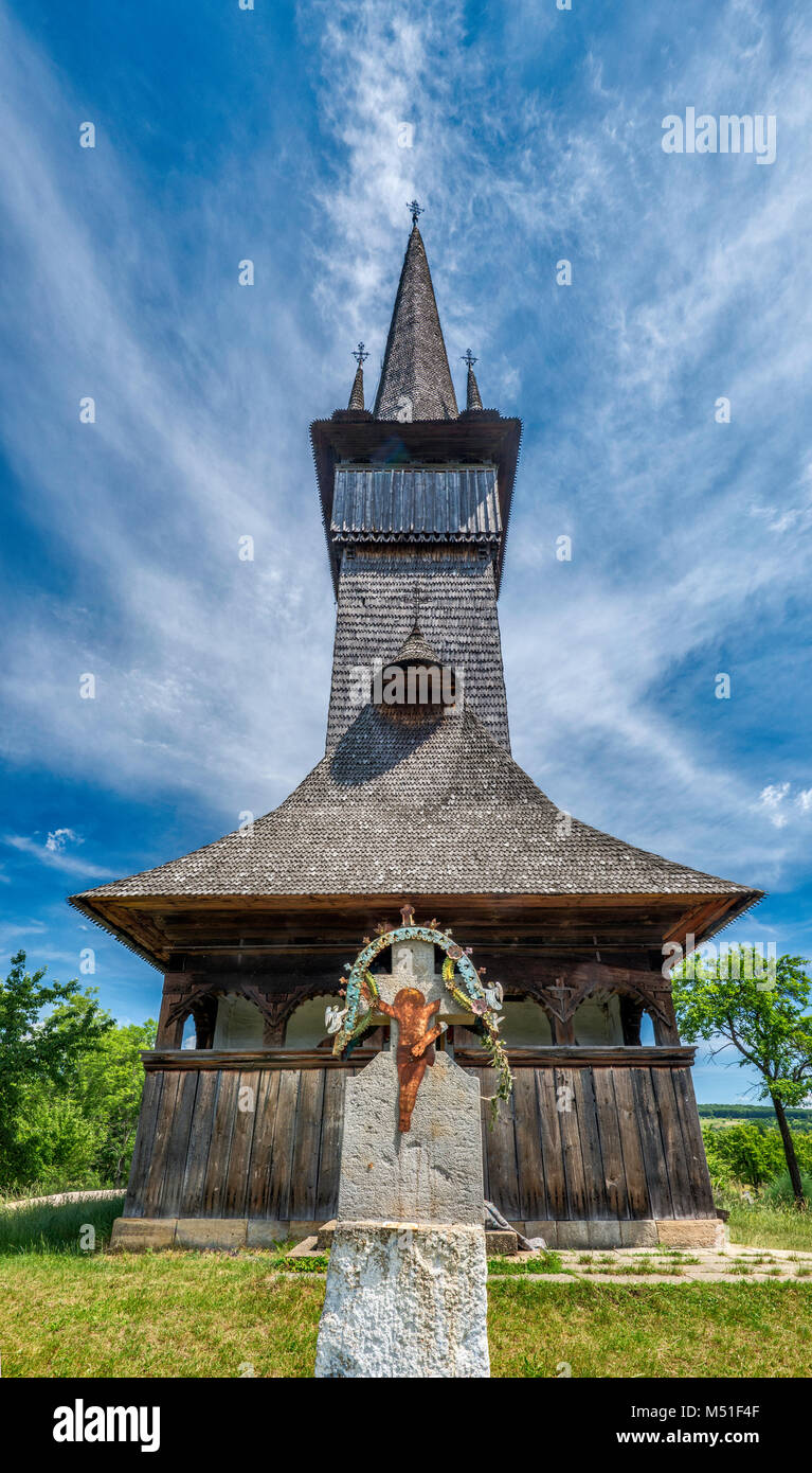Pierre tombale en face de l'Église d'Archanges Michel et Gabriel, Eglise orthodoxe roumaine, 1798, village de Plopis, Maramures, Roumanie Banque D'Images
